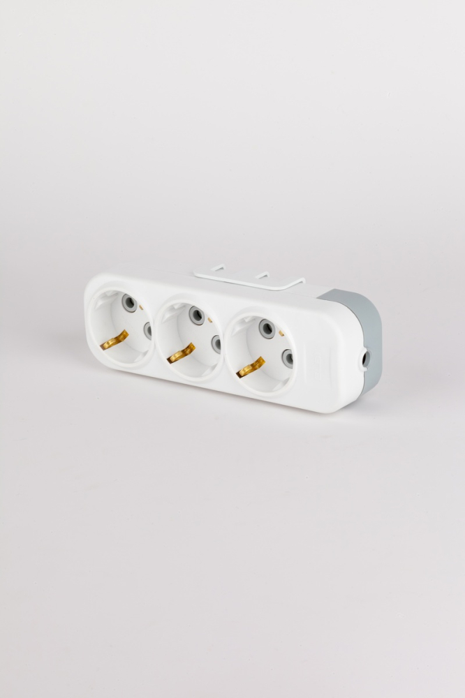 Колодка с/з 3вх с защитными шторками ELBI Myra 527-010200-301